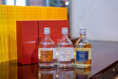 実際に販売されている「原酒3本セット」。左から全麹常圧蒸留原酒、全麹減圧蒸留原酒、長期熟成貯蔵酒。蒸留の圧力や熟成期間が違うため、味わいや香りが異なる。