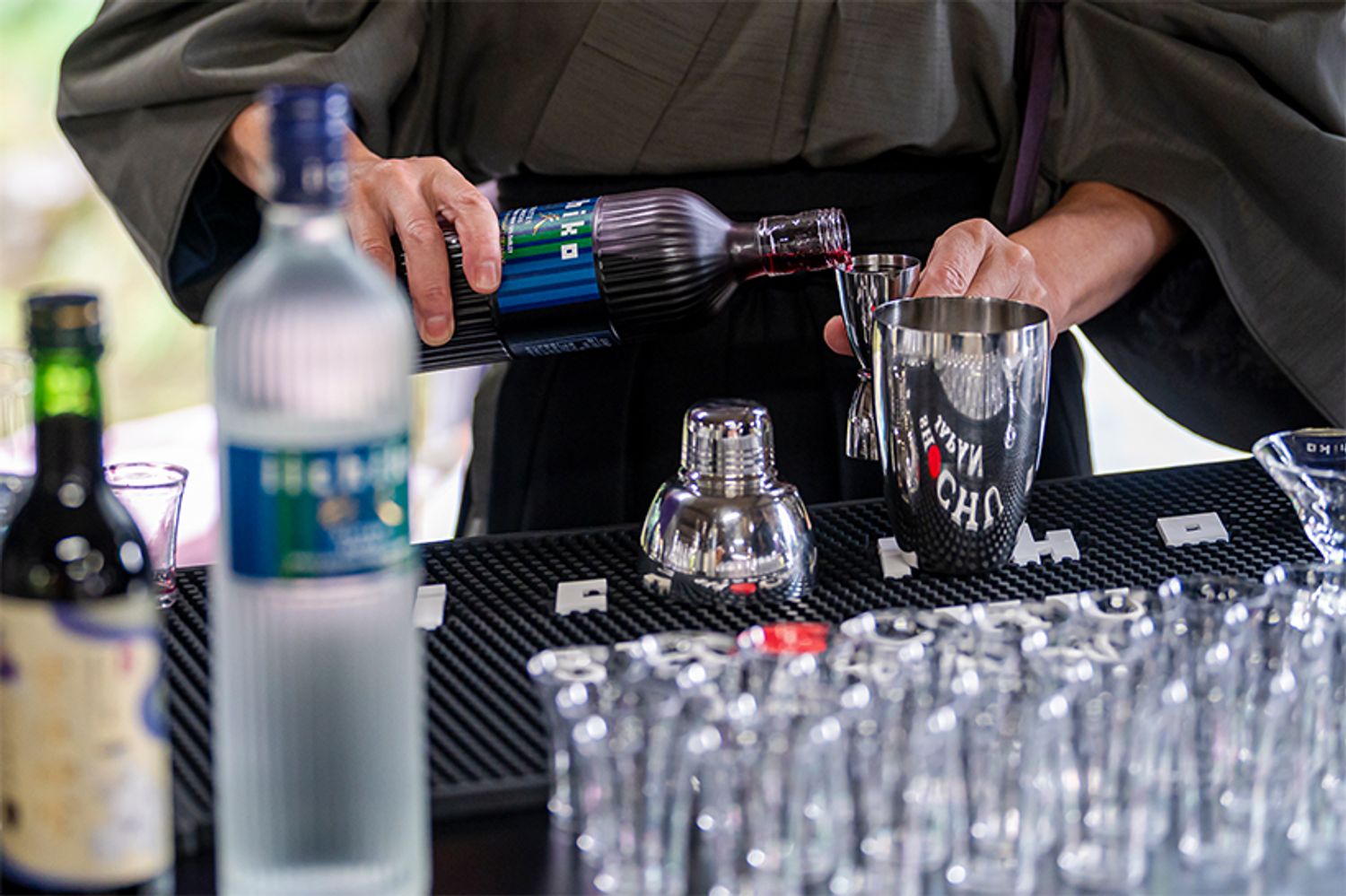 iichiko彩天（いいちこ さいてん）を使ってカクテルを作る様子。