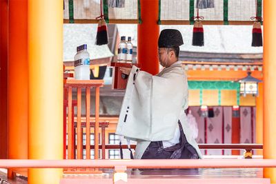 朱色が美しい宇佐神宮の上宮本殿で、「iichiko彩天」を奉納。