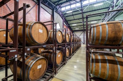 原酒によっては樽で貯蔵・熟成し、ウイスキーのように濃醇な仕上がりにすることもある。