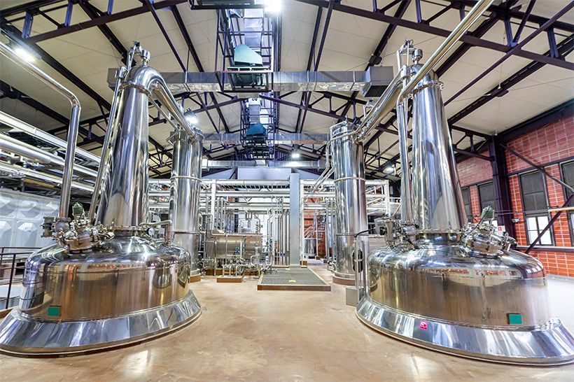 もろみを高温で蒸留し、焼酎の原酒を取り出す。