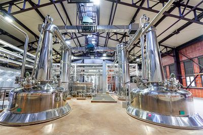 迫力ある単式蒸留器で、もろみを高温で蒸留し、芳醇な焼酎の原酒が生まれる。