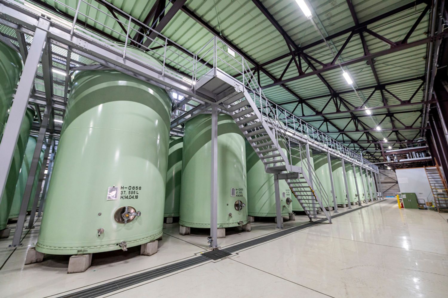 原酒を貯蔵・熟成するタンク。