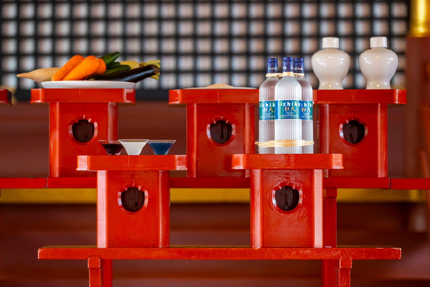 奉納された「iichiko彩天」のボトルとカクテル3種。