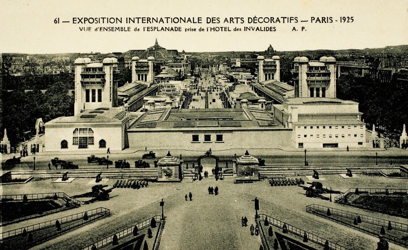 写真1：1925年にパリで開催された『現代産業装飾芸術国際博覧会（通称『アール･デコ博覧会）』にて､アンヴァリッド側からの博覧会会場風景｡手前は､ラパンが仮想の｢フランス大使館｣を展示した装飾美術家協会のパヴィリオン技能館｡地平線に見える突き出したシルエットは､左がグラン･パレで､右がプティ･パレ｡／写真:Mary Evans Picture Library/アフロ
