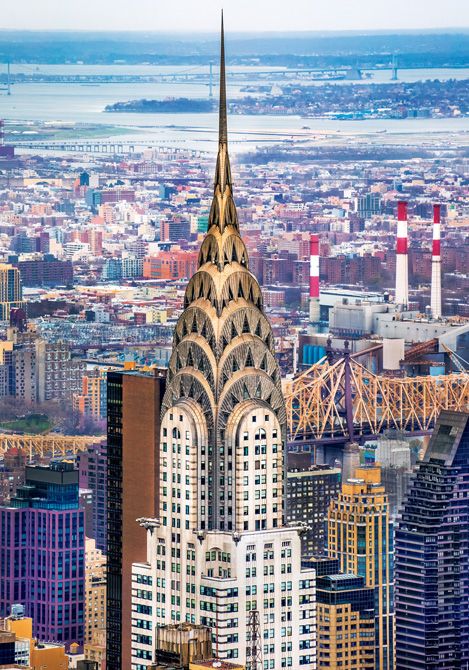 写真4：アメリカ･ニューヨークのマンハッタンにある｢クライスラー･ビルディング｣｡幾何学的なモティーフが繰り返されるのは､アール･デコの一つの典型であり､天に突き抜けるようなスピード感､力強さが時代とマッチした｡／写真:Jose Fuste Raga/アフロ