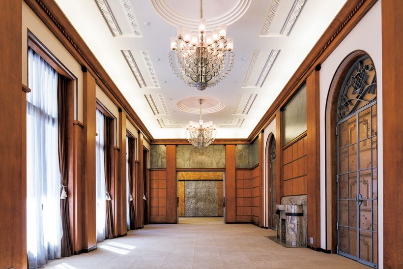 写真2：展覧会「永遠なる瞬間　ヴァンクリーフ&アーペル」（P.131）の舞台にもなった東京都庭園美術館（旧朝香宮邸）本館の大客室。ラパンが描いた壁画、ラリックのシャンデリア、マックス・アングランのガラスパネルを嵌めたドアなどが見られる。／画像提供：東京都庭園美術館