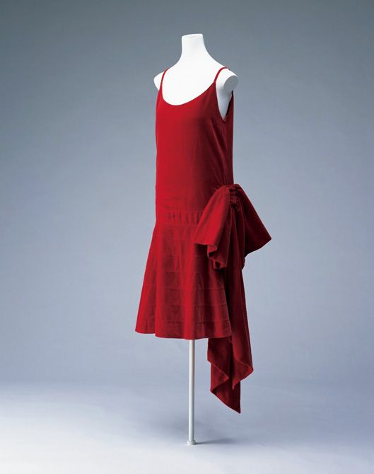 写真3：アール･デコ期のドレスは体の線を強調せず､すっきりしたシルエットなのが特徴｡第一次世界大戦前のベル･エポック期の装飾的なドレスがウエストをコルセットで締め上げ､下着で腰部を膨らませ体の曲線を強調したシルエットとは対照的だった｡／シャネル イヴニング･ドレス 1928年 京都服飾文化研究財団 撮影:畠山崇（出展：「アール・デコとモード　京都服飾文化研究財団（KCI）コレクションを中心に」より