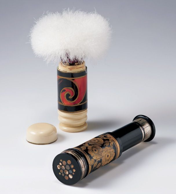 写真5：化粧品にも､アール･デコ調のデザインが取り入れられた｡ルースパウダー入りコンパクト（二種） 1920年代初頭 カネボウ化粧品（アンティークコンパクトコレクション）／撮影:若林勇人（出展: ｢アール･デコとモード 京都服飾文化研究財団（KCI）コレクションを中心に｣より）