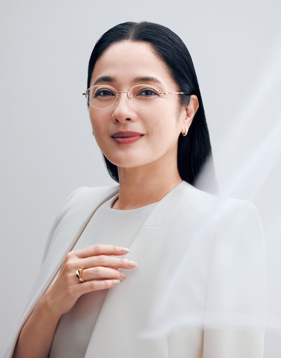 眼鏡「パルムド ール OG-P002PG」66万円/オグラ 眼鏡店 ジャケット7万4800円 オ ールインワン10万5600円/ともにアキコ オガワ ピアス71万5000円 リ ング49万5000円/ともにケイテン(ラ パール ドリエント)