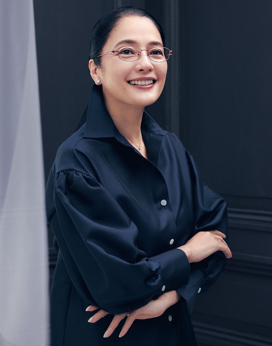 眼鏡「ショパール VCHF 43J 0478」9万9000円/オグラ眼鏡店 シャツドレス27万5000円/ミカコ ナカムラ(ミカコナカムラ 南青山サロン) イヤリング41万8000円 ネックレス86万3500円 リング52万8000円/すべてロイヤル・アッシャ ー(ロイヤル・アッシャー カスタマー サービス)