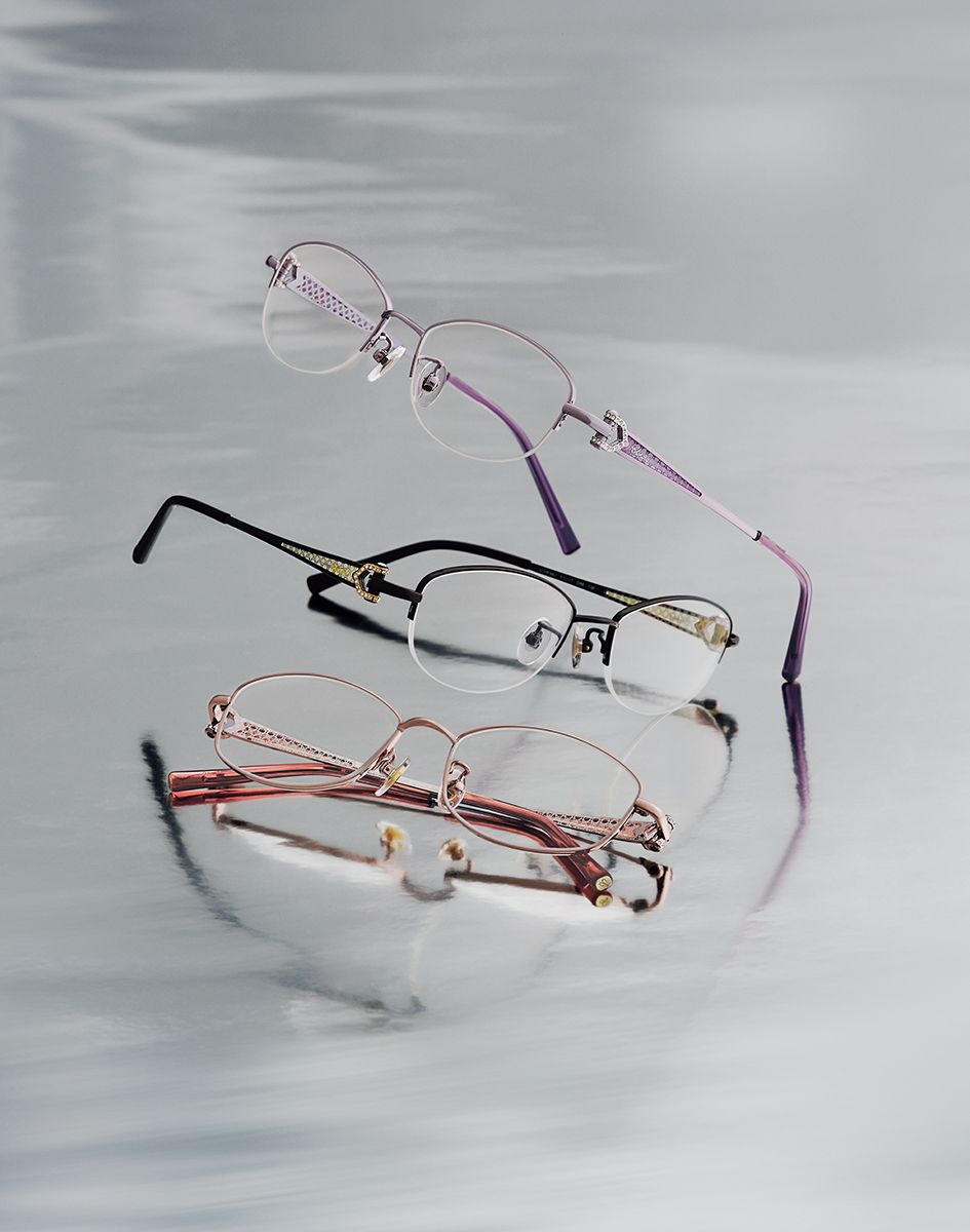 上・肌の透明感を引き出すライトパープル。眼鏡「VCHF44J 0E1L」 中・マチュアなスタイルに寄り添うチャコールグレー。同「VCHF44J 0I86」 下・上品な目もとを生むライトピンク。同「VCHF43J 0L41」各9万9000円/すべてオグラ眼鏡店