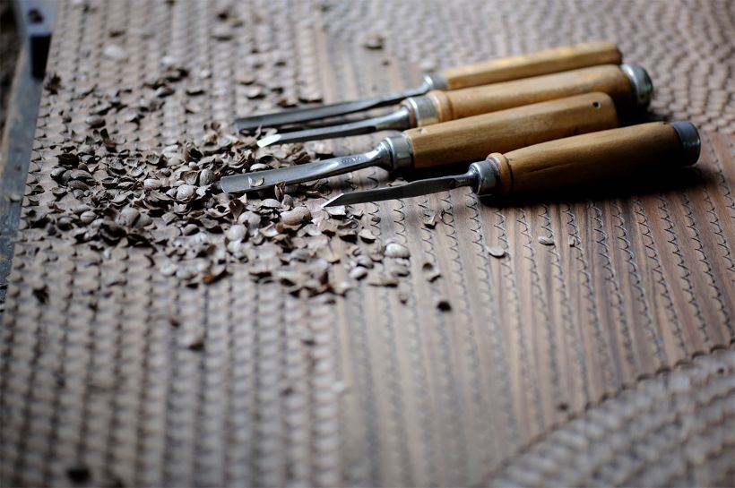 緻密な模様を彫りだすために使われる彫刻刀は、刃の形や細さもさまざま。伝統的な模様や細い線を重ねあわせたデザインなど、多彩な意匠がこの道具から生まれる。