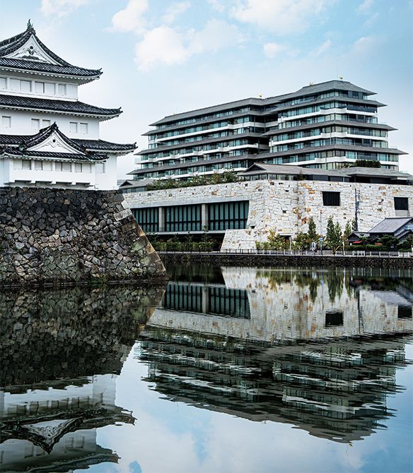 日本三大名城の一つ・名古屋城とお濠をはさんだ絶好のロケーション。