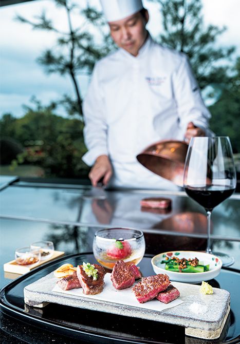 ライブ感ととも に鉄板料理が楽しめ るカウンター席は、 3部屋。牛肉3種はお 好みの焼き加減で。 箸休めのフルーツト マトのジュレ、カイ ラン菜とともに。