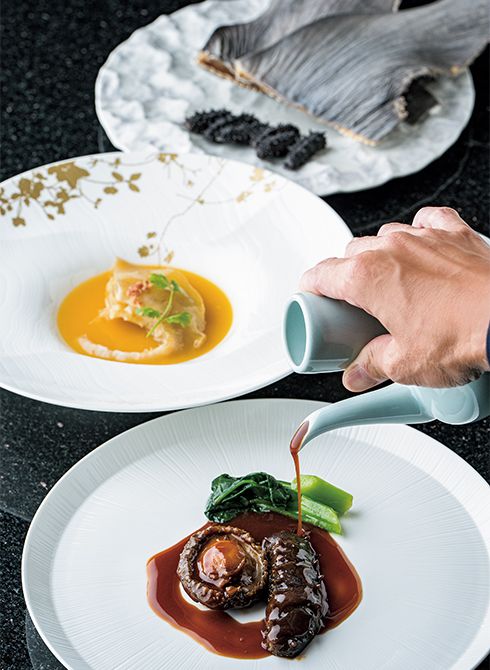 ディナーコース「青金石」から。奥は「ヨシキリ鮫尾鰭の黄金上湯ソース」、手前は「北海道産蝦夷アワビと乾燥ナマコの煮込み」。