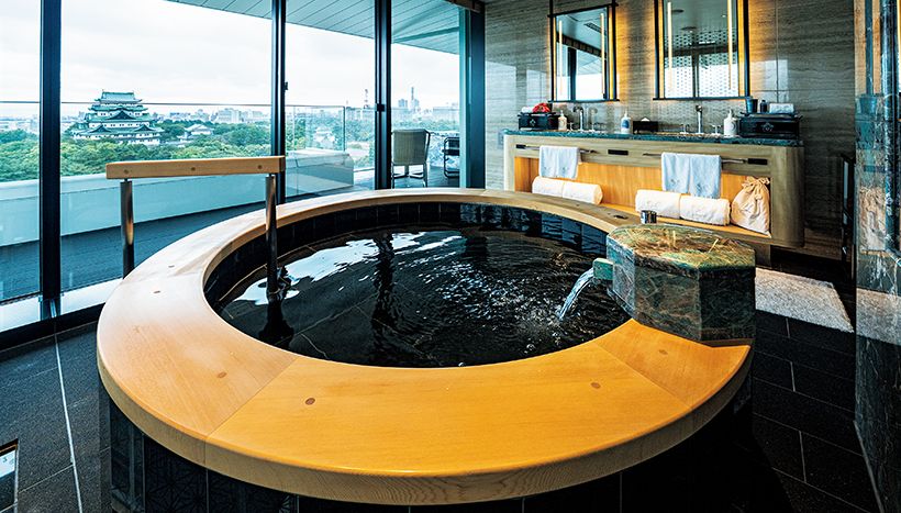 ・「鳳凰スイート」のバスルームには、ホテル敷地内にこんこんと 湧く〝エスパシオ温泉〟がくみ上げられている。もちろんこちらもキャッスルビュー。