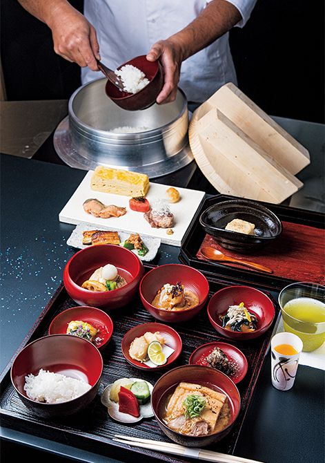 三河の食材に造詣 が深い料理人・稲 葉正信氏らしく、 お膳のあとには 「一色うなぎのか ば焼き」も登場。