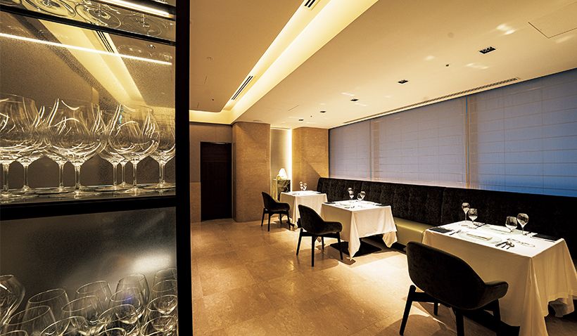 本店と同様に、白を基調としたシンプルな店内。