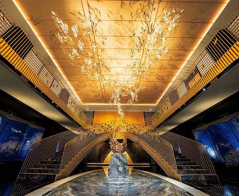 黄金の鳳凰がきらめきを放つエントランス。