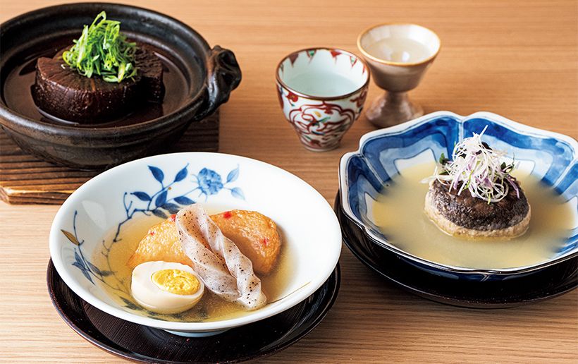 コースは先付、お造りに続いて3種 のおでんが供される。右からしいたけ（白湯）、はんぺん・卵・こんにゃく（だし）、大根（赤味噌）。