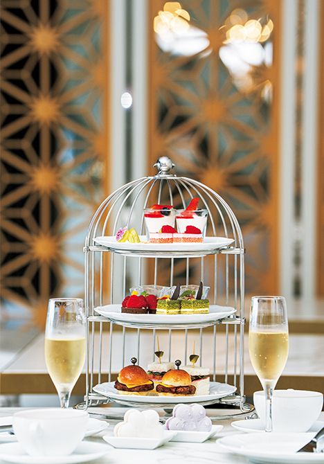 ラウンジのアフタヌーンティーは、好みのスイーツやセイボリーを選 んで自分でティースタンドに盛るスタイル。