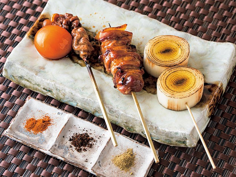 右から・下仁田ねぎ、古処鶏のも も肉、名古屋コーチンのちょうち ん（卵巣）。コースでは焼き鳥串や 野菜串、近江牛串なども楽しめる。