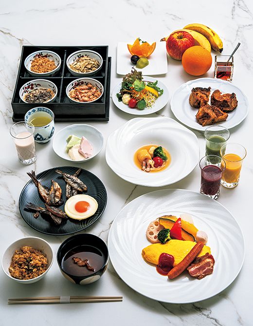 ラウンジの朝食ブッフェメニューはおよそ30種。 三河湾のめひかり、八丁味噌を使ったフレンチトーストとバラエティ豊か。 シェフが目の前で仕上げてくれるあつあつの蒸し料理も嬉しい一品。