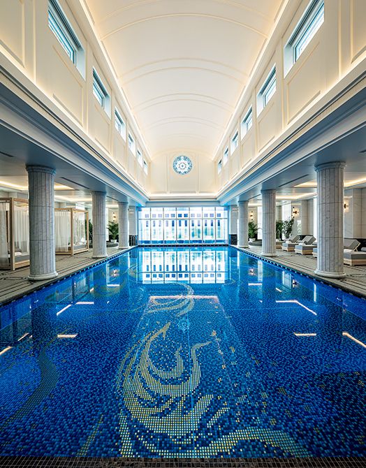 別世界を訪れたような4階のプールには、ジェットバスも併設。スイミングの合間にはリラクシングチェアで憩いの時を。