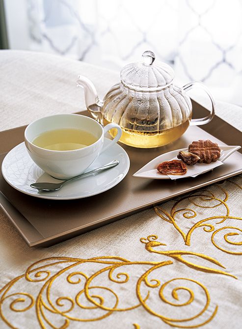 下右・スパのトリートメントで充足した心身に、香り豊かなハーブティーがしみ込むよう。