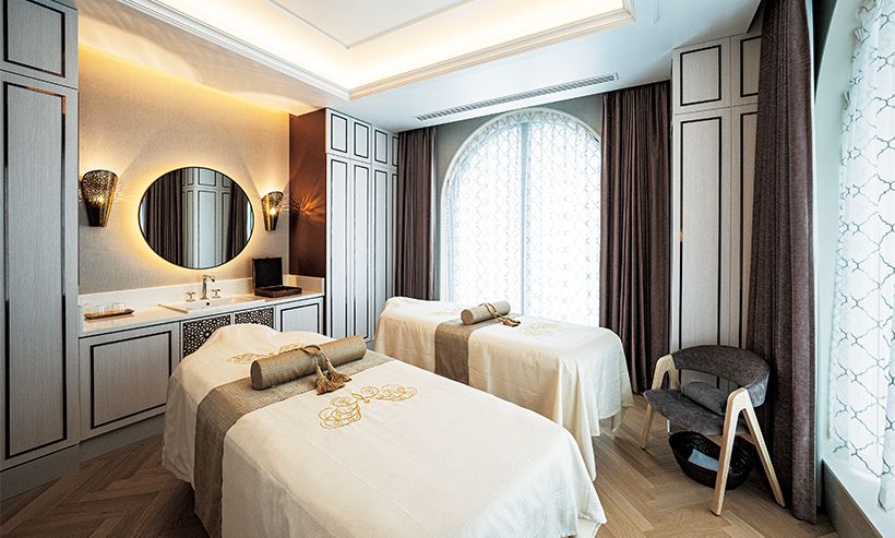 フェイシャル、ストーンを使ったトリートメントなど、多彩な施術が受けられるスパはカップルでの利用にも対応。トリートメントは要予約。