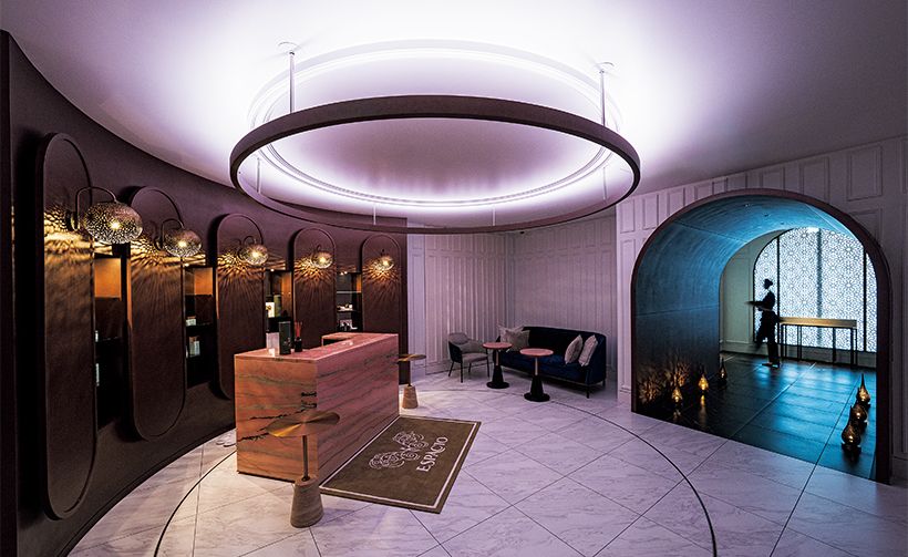 世界でも珍しいローズピンクの大理石のテーブルに、モロッカンランプの繊細な光の影が美しいスパトリートメントの受け付け。忙しい日常を忘れ、ウェルネスモードに切り替わるにふさわしい空間。