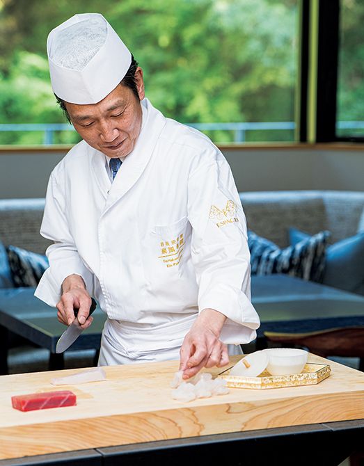 夕食時には客室で料理パ フォーマンスも行う加藤総料理長。