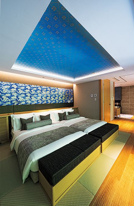 千田長右衛門氏の唐紙アートで彩られた客室「宙そら」は、 独特の鮮烈な青が印象的。室内に飾られた数々の作品の中には さまざまな亀が潜んでいる。