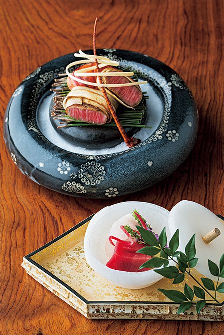 睦月のメニューから。独楽大根の 器に盛られた「2種のお造り」（手前）、香 ばしい「伊勢海老と牛フィレ肉の包み揚 げ」（奥）は強肴。