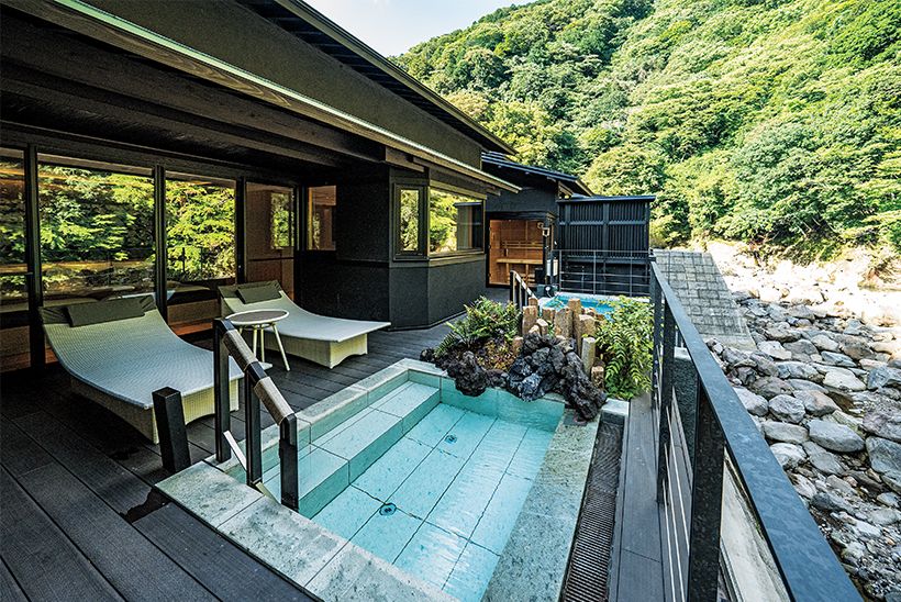 「宙」のテラスにはプールと露天風呂、サウナも完備。