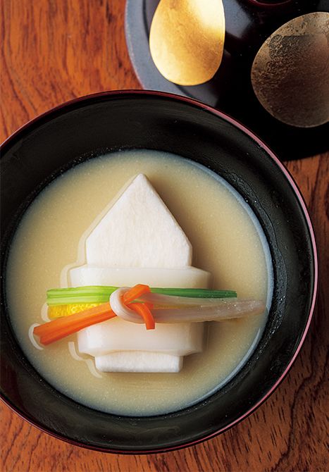 椀は「海老芋の 白味噌仕立て」。熨斗をイメージして、三 つ葉や京人参を彩りに。