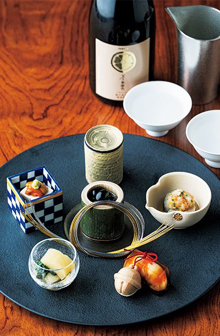 八寸は「ナ マコの元禄和え」、「海老の煮凝り」、「ふ ぐの白子豆腐」など。おすすめの日本酒 ペアリングは「X3 亜麻色 麹三倍仕込純 米原酒」。