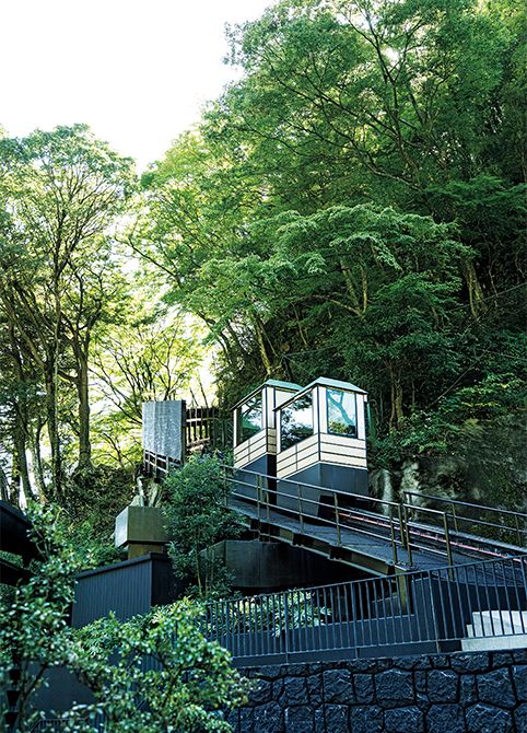 国道沿いのレセプションから谷の底の宿泊棟までは、渓谷電車に乗っておよそ5分。