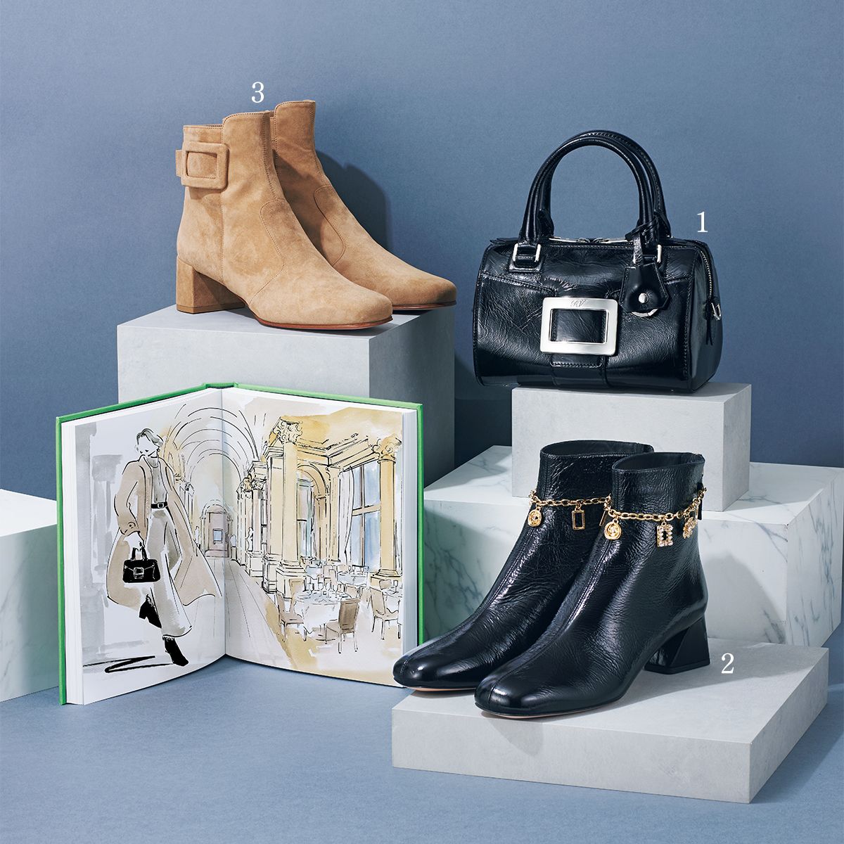 1.ブランドのアイコンをセンターバックルに配した気品あるデザイン。「ベル ヴィヴィエ パテントレザーバッグ」(縦13×横21×マチ13センチ)42万4600円 2.ロゴ入りのチャーム付きチェーンが、足もとにさりげない可愛らしさを演出。