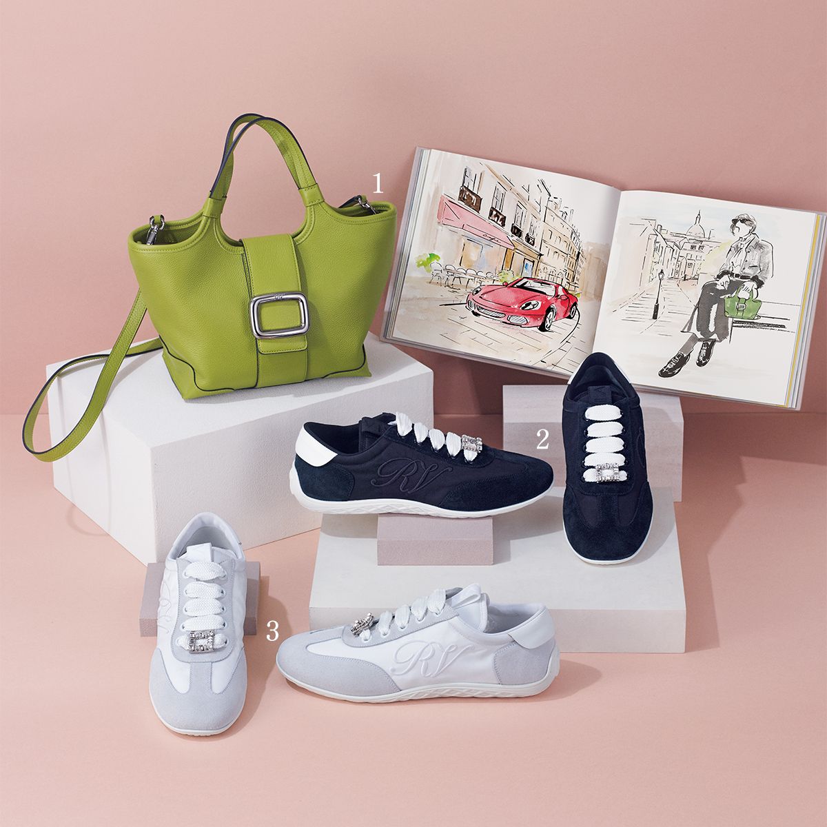 1.アイコニックなドーム状のメタルバックルを配したミニバッグ。開口部が広く物の出し入れもしやすい。ストラップ付きなのでショルダーバッグとしても使えます。「ヴィヴ ショック ショッピング ミニ」(縦18×横31×マチ11.5センチ)31万7900円 2、3.甲部分に煌めくミニバックルとサイドのRV刺繡、またサテンとスエードのコンビ素材がスポーティフェミニンを演出。「ヴィヴ ロー スエードスニーカー」白、黒ともに20万200円/すべてロジェ ヴィヴィエ(ロジェ・ヴィヴィエ・ジャパン)