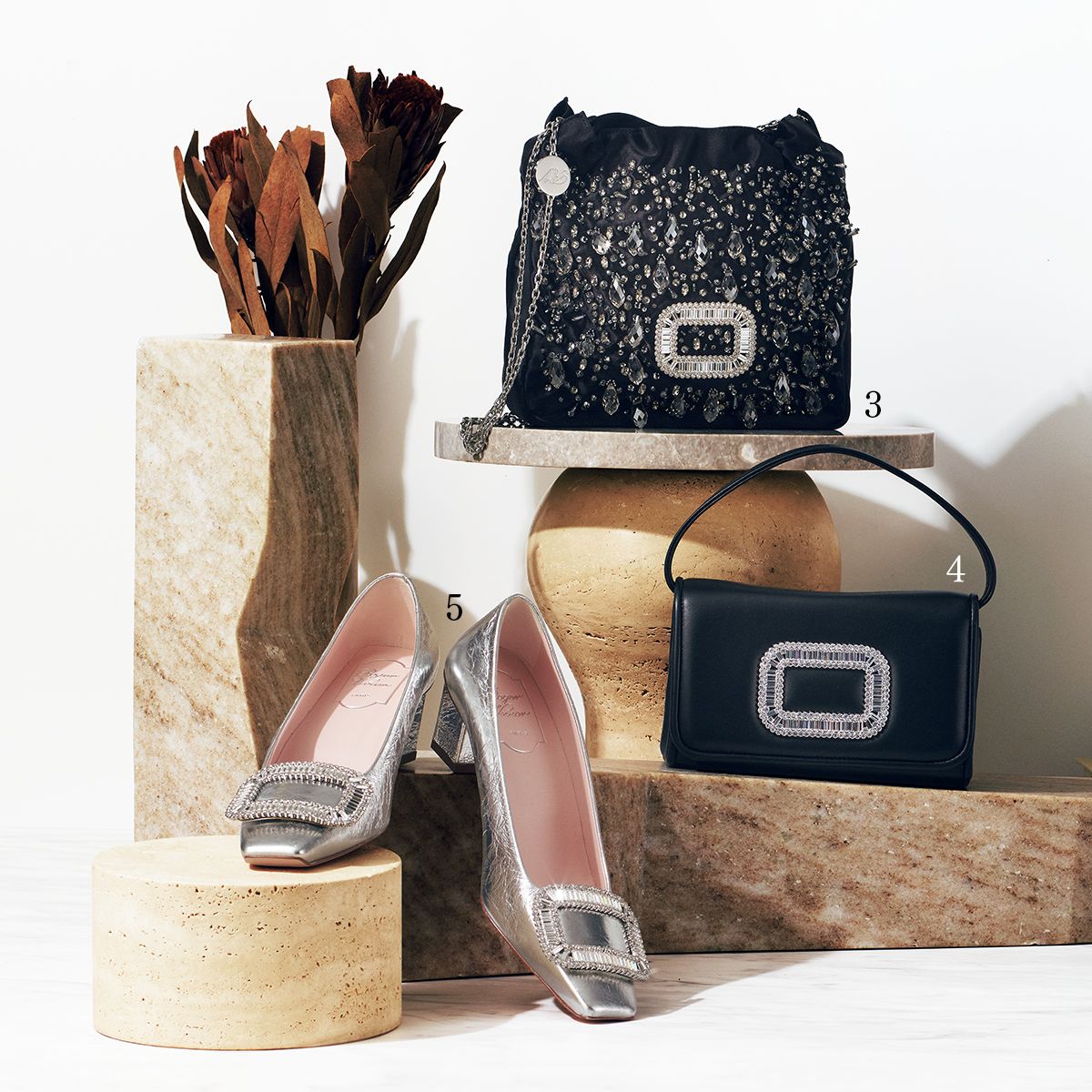 3.ブラックサテンに大粒のラインストーンをあしらった華やかなミニショルダー。メゾンのシグネチャーバックルが輝きを添えて。「ピルグリム サテンバッグ ミニ」(縦21×横23×マチ5センチ)42万4600円 4.「ピルグリム レザーバッグマイクロ」(縦10.5×横18×マチ6センチ)32万8900円 5.「ベル ヴィヴィエ レザー パンプス シルバー」(ヒール4.5センチ)28万500円/すべてロジェ ヴィヴィエ(ロジェ・ヴィヴィエ・ジャパン)