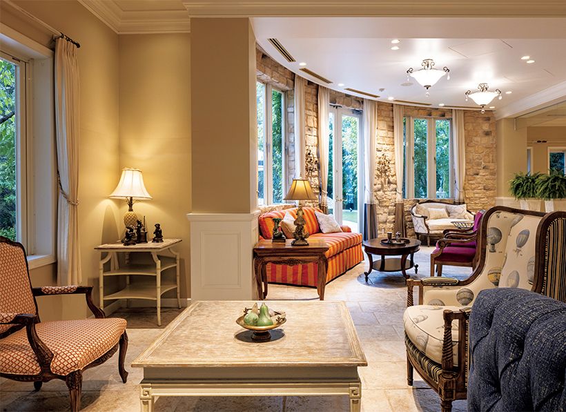 平日はアフタヌーンティーも供されるウェイティングスペース。チャペルのある中庭をはさんでダイニングが設けられている。