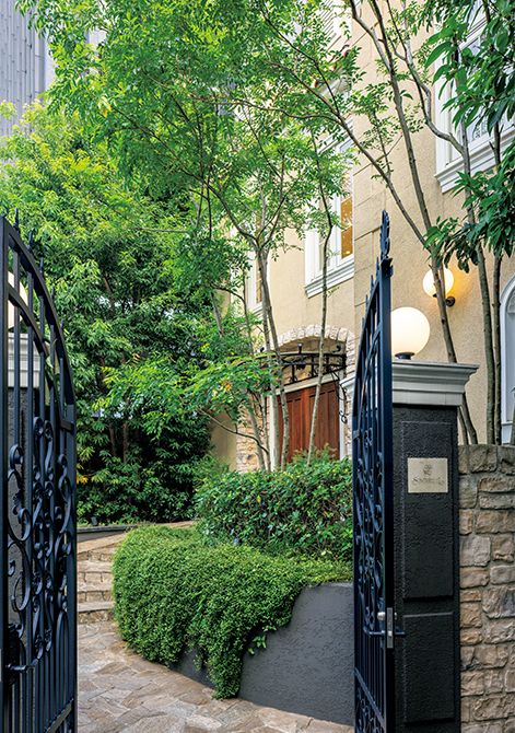 JR飯田橋駅から徒歩3分。オフィス街の中にありながら、静寂と品格に満ちたグランメゾン。ウェディングも人気。