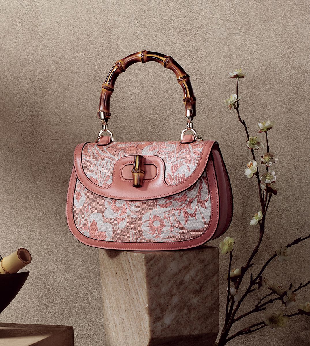 コッパー色のレザーが華やかなデザイン。「グッチ バンブー 1947」(縦15×横21×マチ7センチ)83万1600円