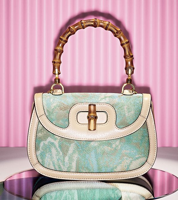 HOSOOの4種のテキスタイルとグ ッチのフローラ モチーフが調和。き ものにも合うラグジュアリーなバッグ としても人気が定着。