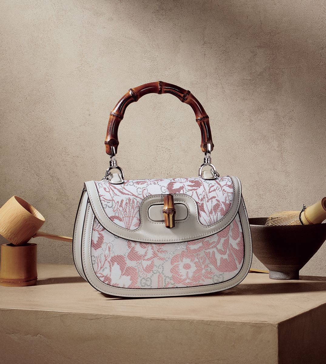 アイボリーのレザーに淡いピンクの花々が咲き誇る上品さが魅力。「グッチ バンブー 1947」(縦15×横21×マチ7センチ)83万1600円/ともにグッチ(グッチ クライアントサービス)