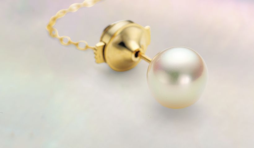 磯和社長がお祖父様から受け継いだアコヤ真珠のピンブローチ。時を経ても美しさは健在。