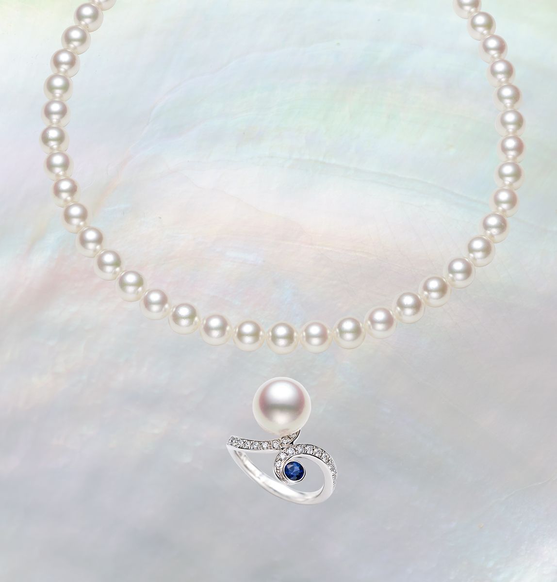 古事記の時代から人々を魅了する「しらたま」を連ねて。ネックレス（WG×アコヤ真珠8.5～9ミリ）121万円　母なる海を思わせるブルーサファイアを添えて。リング（Pt×アコヤ真珠10.24 ミリ×ダイヤモンド×サファイア）275万円／ともに清美堂真珠