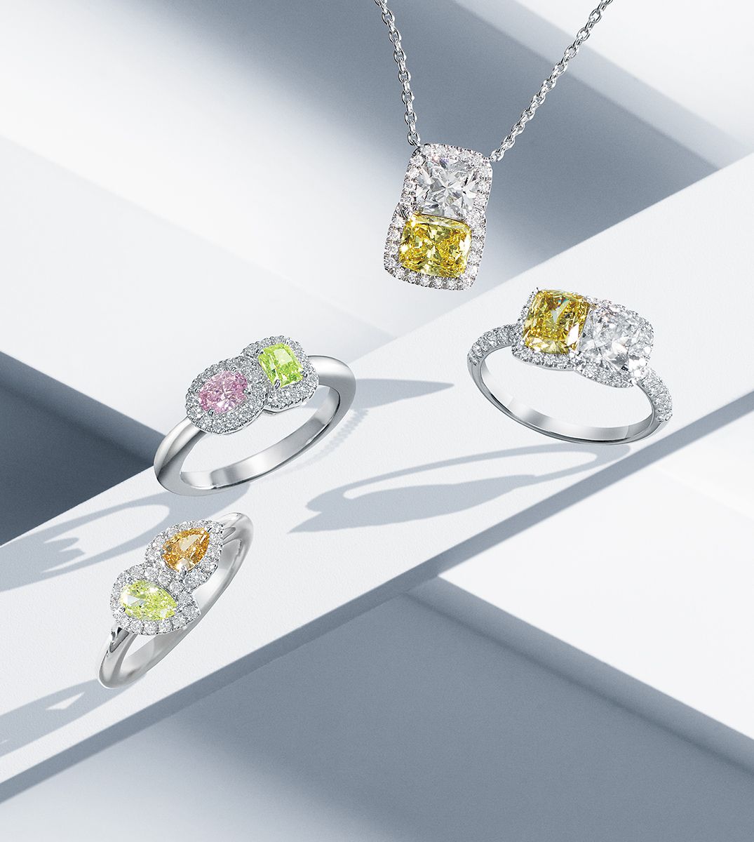 右、中右・リング、ネックレスともに1ctのイエローダイヤモンドと若干大きさの異なるダイヤモンドを組み合わせて変化をつけて。セットで身に着けてもお洒落。リング715万円 ネックレス550 万円(ともにPt×イエローダイヤモンド×ダイヤモンド)